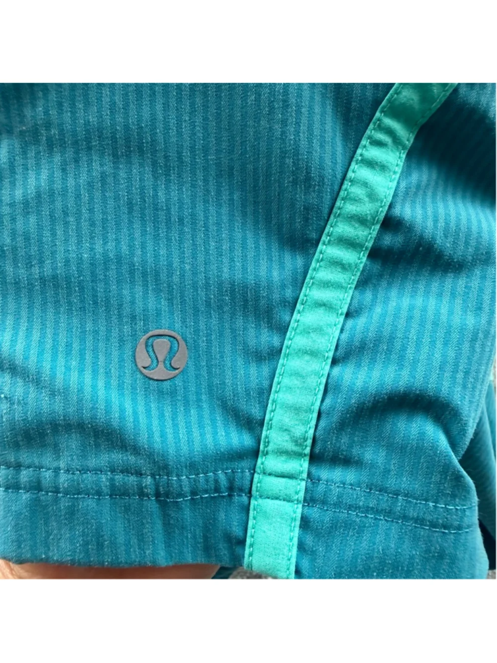 Lululemon Shorts Women’s 2 Lightweight Lined Zip Pocket Running Athleisure Teal - Picture 9 of 10